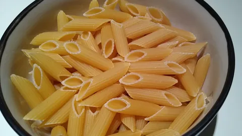 Tørr pasta veier lite og sveller mye – vei før koking.