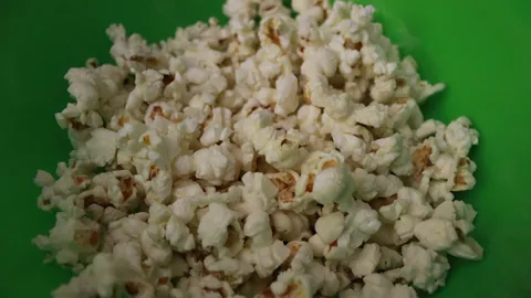 Popcorn gir lite karbohydrat per liter, men mye per pose.
