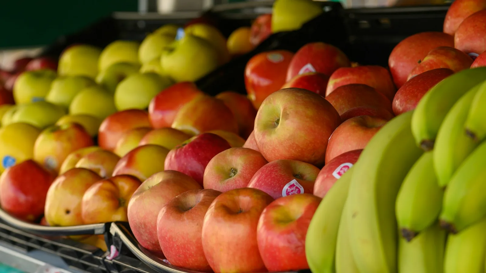 Epler og bananer i en fruktdisk