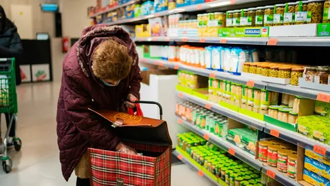 Slå opp matvaren, og se karbohydrattallet per hundre gram.